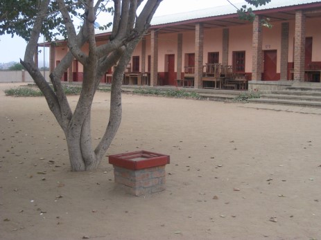 49 Poubelle baties à notre demande = apprendre aux élèves à entretenir la cours de récré